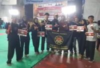 Para atlet asal Pessel pada Kejuaraan SMI tingkat Provinsi Sumbar memperlihatkan medali yang berhasil diraih. (Foto: Dok. Humas IPSI)