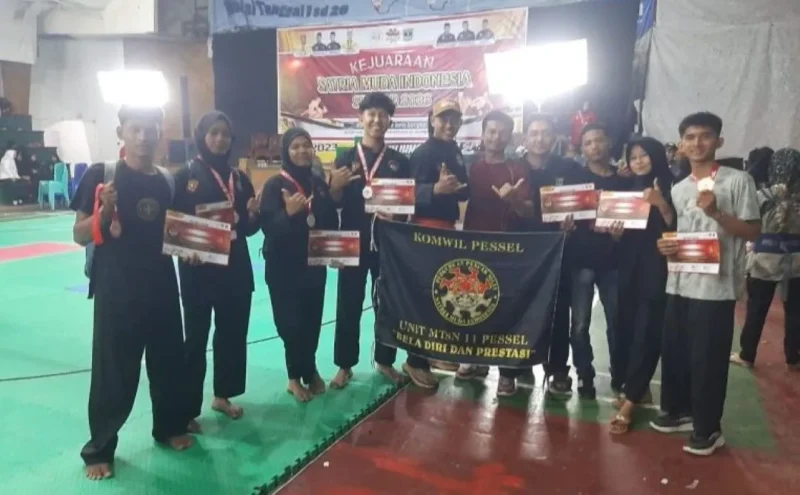 Para atlet asal Pessel pada Kejuaraan SMI tingkat Provinsi Sumbar memperlihatkan medali yang berhasil diraih. (Foto: Dok. Humas IPSI)