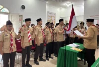 Ketua Kwarcab Gerakan Pramuka Kota Padang, Andree Algamar melantik dan mengukuhkan 47 pengurus Saka Adhyasta Pemilu tingkat Kota Padang di Sekretariat Bawaslu Padang, Jumat (30/1/2026). (Foto: Diskominfo Padang)