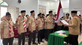 Ketua Kwarcab Gerakan Pramuka Kota Padang, Andree Algamar melantik dan mengukuhkan 47 pengurus Saka Adhyasta Pemilu tingkat Kota Padang di Sekretariat Bawaslu Padang, Jumat (30/1/2026). (Foto: Diskominfo Padang)