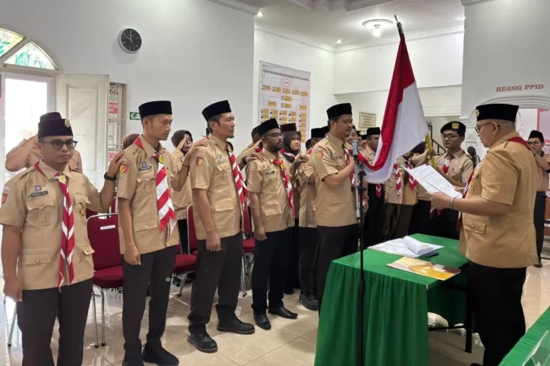 Ketua Kwarcab Gerakan Pramuka Kota Padang, Andree Algamar melantik dan mengukuhkan 47 pengurus Saka Adhyasta Pemilu tingkat Kota Padang di Sekretariat Bawaslu Padang, Jumat (30/1/2026). (Foto: Diskominfo Padang)