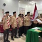 Ketua Kwarcab Gerakan Pramuka Kota Padang, Andree Algamar melantik dan mengukuhkan 47 pengurus Saka Adhyasta Pemilu tingkat Kota Padang di Sekretariat Bawaslu Padang, Jumat (30/1/2026). (Foto: Diskominfo Padang)