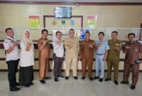Sekdaprov Sumbar Arry Yuswandi meninjau langsung pelayanan di Kantor Samsat Kota Payakumbuh, Senin (19/1/2026). (Foto: ADPSB)