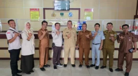Sekdaprov Sumbar Arry Yuswandi meninjau langsung pelayanan di Kantor Samsat Kota Payakumbuh, Senin (19/1/2026). (Foto: ADPSB)