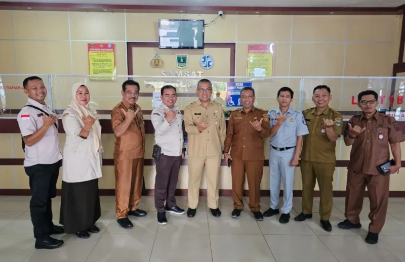Sekdaprov Sumbar Arry Yuswandi meninjau langsung pelayanan di Kantor Samsat Kota Payakumbuh, Senin (19/1/2026). (Foto: ADPSB)