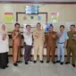 Sekdaprov Sumbar Arry Yuswandi meninjau langsung pelayanan di Kantor Samsat Kota Payakumbuh, Senin (19/1/2026). (Foto: ADPSB)