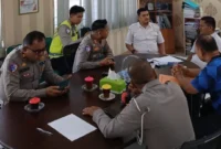 Kadis Kominfo Pessel, Wendi (kanan depan) saat menerima Kasat Lantas Polres Pessel, Ade Putra bersama jajaran di ruang kerjanya beberapa waktu lalu. (Foto: Dok. Kominfo)