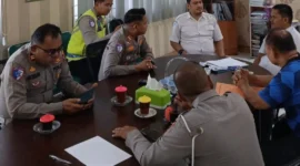 Kadis Kominfo Pessel, Wendi (kanan depan) saat menerima Kasat Lantas Polres Pessel, Ade Putra bersama jajaran di ruang kerjanya beberapa waktu lalu. (Foto: Dok. Kominfo)