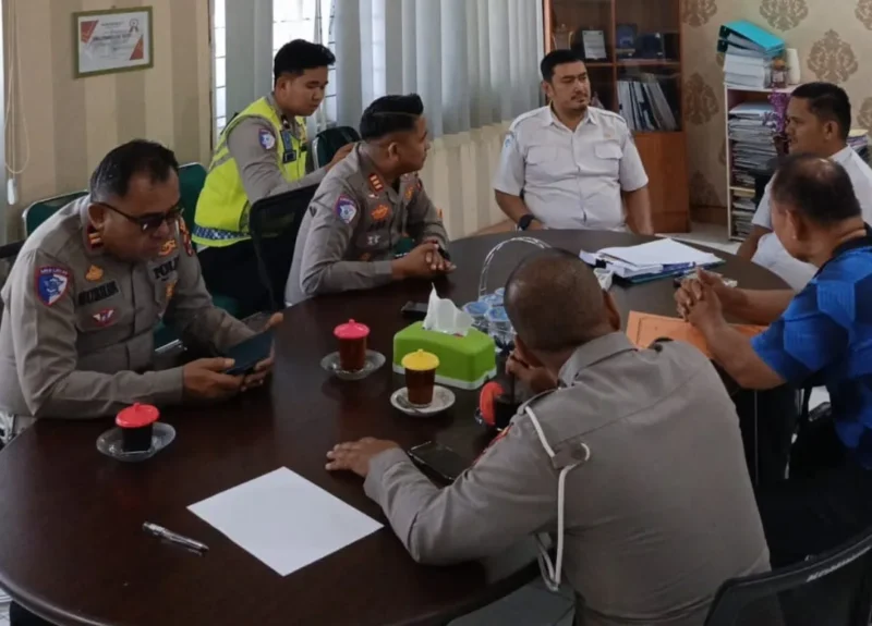 Kadis Kominfo Pessel, Wendi (kanan depan) saat menerima Kasat Lantas Polres Pessel, Ade Putra bersama jajaran di ruang kerjanya beberapa waktu lalu. (Foto: Dok. Kominfo)