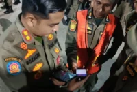 Satpol PP Padang kini memiliki aplikasi “Satpol PP Mobile” untuk pengawasan personel secara real time, memperkuat kinerja dan pelayanan publik. (Foto: Humas Satpol PP Padang)