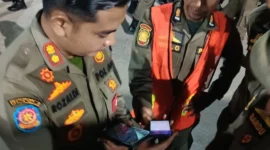 Satpol PP Padang kini memiliki aplikasi “Satpol PP Mobile” untuk pengawasan personel secara real time, memperkuat kinerja dan pelayanan publik. (Foto: Humas Satpol PP Padang)