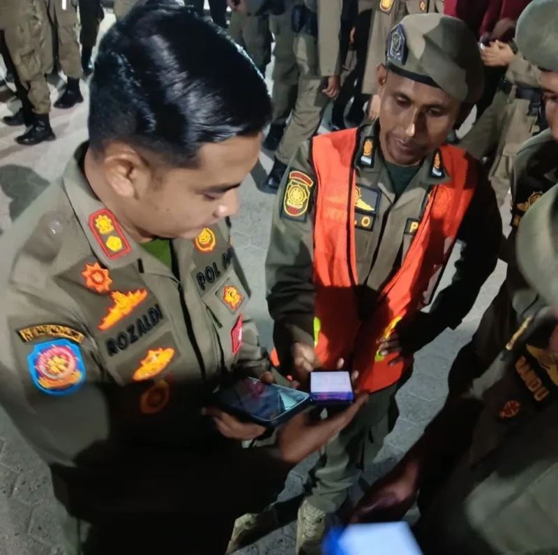 Satpol PP Padang kini memiliki aplikasi “Satpol PP Mobile” untuk pengawasan personel secara real time, memperkuat kinerja dan pelayanan publik. (Foto: Humas Satpol PP Padang)
