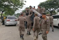 Petugas Satpol PP Padang mengamankan sejumlah barang bukti untuk dibawa ke Mako Satpol PP. (Foto: Humas Satpol PP Padang)