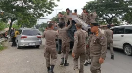 Petugas Satpol PP Padang mengamankan sejumlah barang bukti untuk dibawa ke Mako Satpol PP. (Foto: Humas Satpol PP Padang)