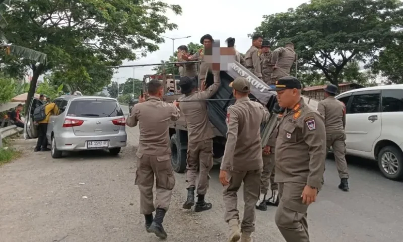 Petugas Satpol PP Padang mengamankan sejumlah barang bukti untuk dibawa ke Mako Satpol PP. (Foto: Humas Satpol PP Padang)