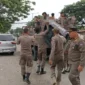 Petugas Satpol PP Padang mengamankan sejumlah barang bukti untuk dibawa ke Mako Satpol PP. (Foto: Humas Satpol PP Padang)