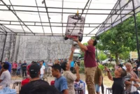Sekda Pasbar, Doddy San Ismail membuka Lomba Burung Berkicau di Gantangan Bhayangkara BC, Minggu (11/1/2026). (Foto: Kominfo Pasbar)