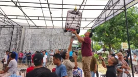 Sekda Pasbar, Doddy San Ismail membuka Lomba Burung Berkicau di Gantangan Bhayangkara BC, Minggu (11/1/2026). (Foto: Kominfo Pasbar)