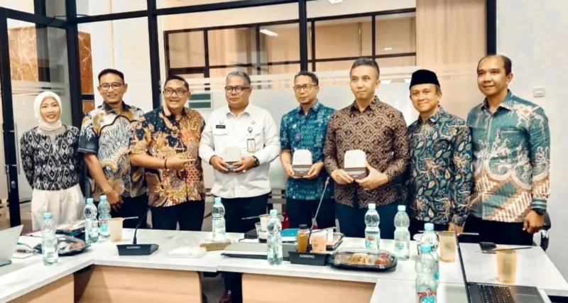 Sekdakab Solsel, Dr. H. Syamsurizaldi menghadiri pembahasan RKAB di Direktorat Jenderal Energi Baru, Terbarukan, dan Konservasi Energi (EBTKE), Cikini, Jakarta, Kamis (9/1/2026). (Foto: Humas Pemkab Solsel)
