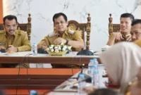 Sekdako Pariaman Afrizal Azhar memimpin Rakor bersama Kepala BBPOM di Padang Martin Suhendri dan kepala OPD, badan, serta camat di Ruang Rapat Wali Kota Pariaman, Selasa (27/1/2026). (Foto: Kominfo Kota Pariaman)