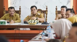 Sekdako Pariaman Afrizal Azhar memimpin Rakor bersama Kepala BBPOM di Padang Martin Suhendri dan kepala OPD, badan, serta camat di Ruang Rapat Wali Kota Pariaman, Selasa (27/1/2026). (Foto: Kominfo Kota Pariaman)