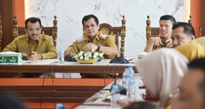 Sekdako Pariaman Afrizal Azhar memimpin Rakor bersama Kepala BBPOM di Padang Martin Suhendri dan kepala OPD, badan, serta camat di Ruang Rapat Wali Kota Pariaman, Selasa (27/1/2026). (Foto: Kominfo Kota Pariaman)