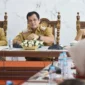 Sekdako Pariaman Afrizal Azhar memimpin Rakor bersama Kepala BBPOM di Padang Martin Suhendri dan kepala OPD, badan, serta camat di Ruang Rapat Wali Kota Pariaman, Selasa (27/1/2026). (Foto: Kominfo Kota Pariaman)