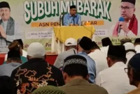 Sekdaprov Sumbar, Arry Yuswandi, menyampaikan tausiyah dalam Subuh Mubarakah di Masjid Raya Syekh Ahmad Khatib Al-Minangkabawi, Minggu (4/1/2026). (Foto: ADPSB)