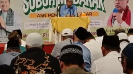 Sekdaprov Sumbar, Arry Yuswandi, menyampaikan tausiyah dalam Subuh Mubarakah di Masjid Raya Syekh Ahmad Khatib Al-Minangkabawi, Minggu (4/1/2026). (Foto: ADPSB)