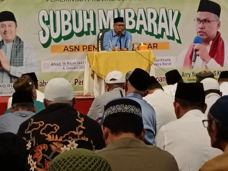 Sekdaprov Sumbar, Arry Yuswandi, menyampaikan tausiyah dalam Subuh Mubarakah di Masjid Raya Syekh Ahmad Khatib Al-Minangkabawi, Minggu (4/1/2026). (Foto: ADPSB)