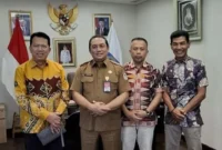 Sekkab Pessel, Zainal Arifin (kiri) didampingi Asisten II Hadi Susilo, Kabag Perek dan SDA, Dailipal foto bersama Direktur BUMD, BLUD, dan BMD Kemendagri, Drs. H Yudia Ramli, M.Si (dua dari kiri). (Foto: Dok. Prokopim)