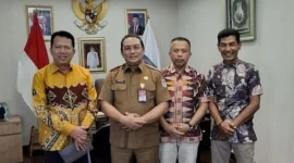 Sekkab Pessel, Zainal Arifin (kiri) didampingi Asisten II Hadi Susilo, Kabag Perek dan SDA, Dailipal foto bersama Direktur BUMD, BLUD, dan BMD Kemendagri, Drs. H Yudia Ramli, M.Si (dua dari kiri). (Foto: Dok. Prokopim)