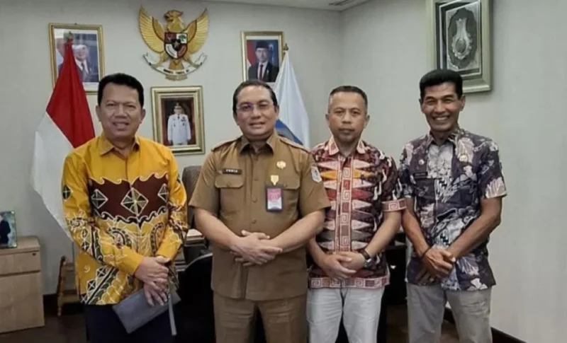 Sekkab Pessel, Zainal Arifin (kiri) didampingi Asisten II Hadi Susilo, Kabag Perek dan SDA, Dailipal foto bersama Direktur BUMD, BLUD, dan BMD Kemendagri, Drs. H Yudia Ramli, M.Si (dua dari kiri). (Foto: Dok. Prokopim)