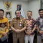 Sekkab Pessel, Zainal Arifin (kiri) didampingi Asisten II Hadi Susilo, Kabag Perek dan SDA, Dailipal foto bersama Direktur BUMD, BLUD, dan BMD Kemendagri, Drs. H Yudia Ramli, M.Si (dua dari kiri). (Foto: Dok. Prokopim)