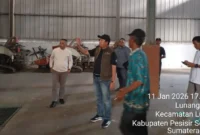 
Sekkab Pessel, Zainal Arifin didampingi sejumlah pejabat eselon II dan III meninjau penggilingan padi modern di Kecamatan Lunang, (Foto: Dok. Kominfo)