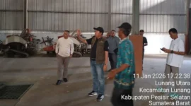 
Sekkab Pessel, Zainal Arifin didampingi sejumlah pejabat eselon II dan III meninjau penggilingan padi modern di Kecamatan Lunang, (Foto: Dok. Kominfo)