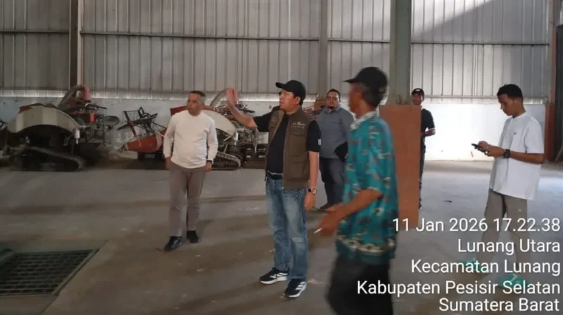 
Sekkab Pessel, Zainal Arifin didampingi sejumlah pejabat eselon II dan III meninjau penggilingan padi modern di Kecamatan Lunang, (Foto: Dok. Kominfo)