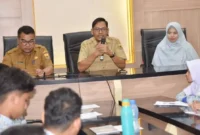 Sekretaris Dinas Kominfo Kota Pariaman, Elfadri menyambut kunjungan siswa NIBIIS Pariaman di Ruang Rapat Bappeda Kota Pariaman, Selasa (13/1/2026). (Foto: Kominfo Kota Pariaman)