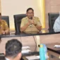 Sekretaris Dinas Kominfo Kota Pariaman, Elfadri menyambut kunjungan siswa NIBIIS Pariaman di Ruang Rapat Bappeda Kota Pariaman, Selasa (13/1/2026). (Foto: Kominfo Kota Pariaman)