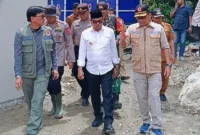 
Sekretaris Utama BNPB, Rustian didampingi Wakil Bupati Pessel, Risnaldi Ibrahim saat berkunjung ke Pessel. (Foto: Dok. Kominfo)