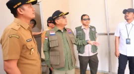 Wakil Bupati Padang Pariaman Rahmat Hidayat mendampingi Sestama BNPB Rustian meninjau progres pembangunan huntara di Kabupaten Padang Pariaman. (Foto: Diskominfo Padang Pariaman)