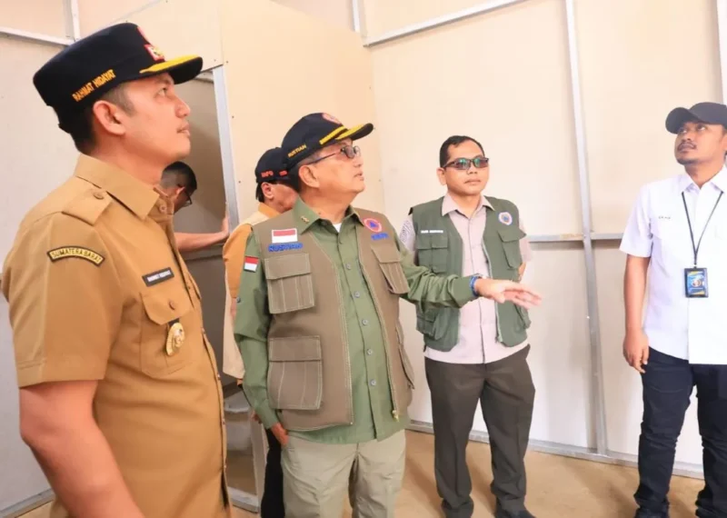 Wakil Bupati Padang Pariaman Rahmat Hidayat mendampingi Sestama BNPB Rustian meninjau progres pembangunan huntara di Kabupaten Padang Pariaman. (Foto: Diskominfo Padang Pariaman)