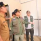 Wakil Bupati Padang Pariaman Rahmat Hidayat mendampingi Sestama BNPB Rustian meninjau progres pembangunan huntara di Kabupaten Padang Pariaman. (Foto: Diskominfo Padang Pariaman)