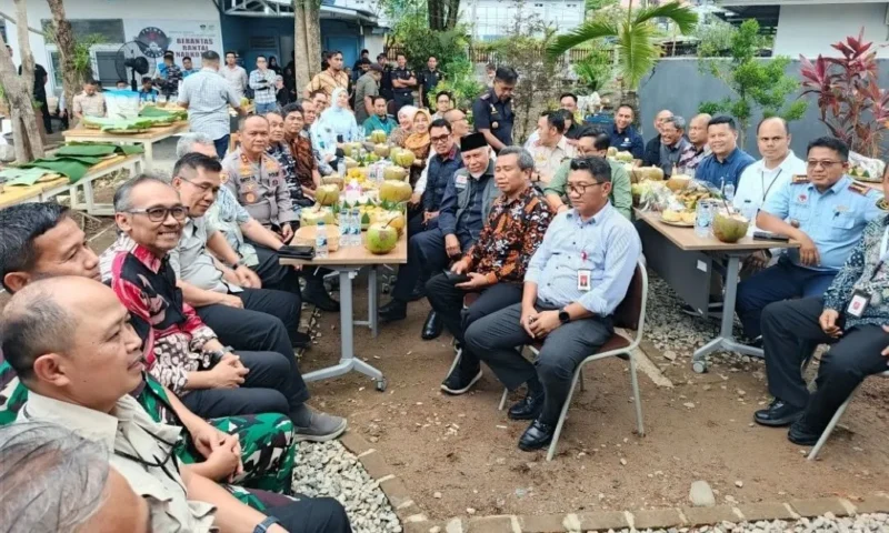 Silaturahmi Forkopimda, BUMN, dan OJK di Taman Kantor Bea Cukai Teluk Bayur, Padang, Kamis (8/1/2026). (Foto: ADPSB)