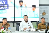 Wali Kota Padang Fadly Amran saat Rakor bersama Deputi Bidang Pengendalian Perubahan Iklim dan Tata Kelola Nilai Ekonomi Karbon KLH RI, Ary Sudijanto secara daring dari Gedung Putih Kediaman Resmi Wali Kota Padang, Senin (12/1/2026). (Foto: Prokopim Padang)