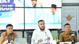 Wali Kota Padang Fadly Amran saat Rakor bersama Deputi Bidang Pengendalian Perubahan Iklim dan Tata Kelola Nilai Ekonomi Karbon KLH RI, Ary Sudijanto secara daring dari Gedung Putih Kediaman Resmi Wali Kota Padang, Senin (12/1/2026). (Foto: Prokopim Padang)