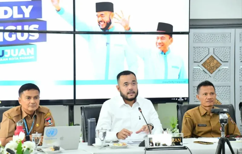 Wali Kota Padang Fadly Amran saat Rakor bersama Deputi Bidang Pengendalian Perubahan Iklim dan Tata Kelola Nilai Ekonomi Karbon KLH RI, Ary Sudijanto secara daring dari Gedung Putih Kediaman Resmi Wali Kota Padang, Senin (12/1/2026). (Foto: Prokopim Padang)
