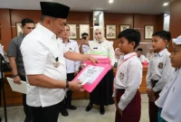 Wali Kota Bukittinggi, Ramlan Nurmatias menyerahkan reward kepada siswa berprestasi, Rabu (21/1/2026). (Foto: Kominfo Bukittinggi)