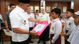 Wali Kota Bukittinggi, Ramlan Nurmatias menyerahkan reward kepada siswa berprestasi, Rabu (21/1/2026). (Foto: Kominfo Bukittinggi)