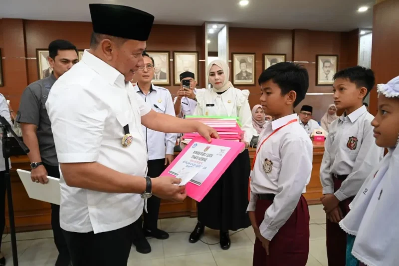 Wali Kota Bukittinggi, Ramlan Nurmatias menyerahkan reward kepada siswa berprestasi, Rabu (21/1/2026). (Foto: Kominfo Bukittinggi)